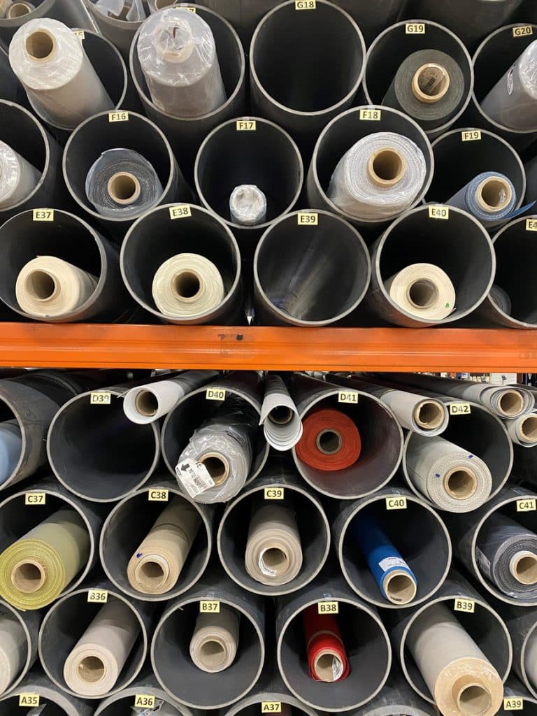 Rouleaux de toiles techniques pour pergolas et stores en stock de production