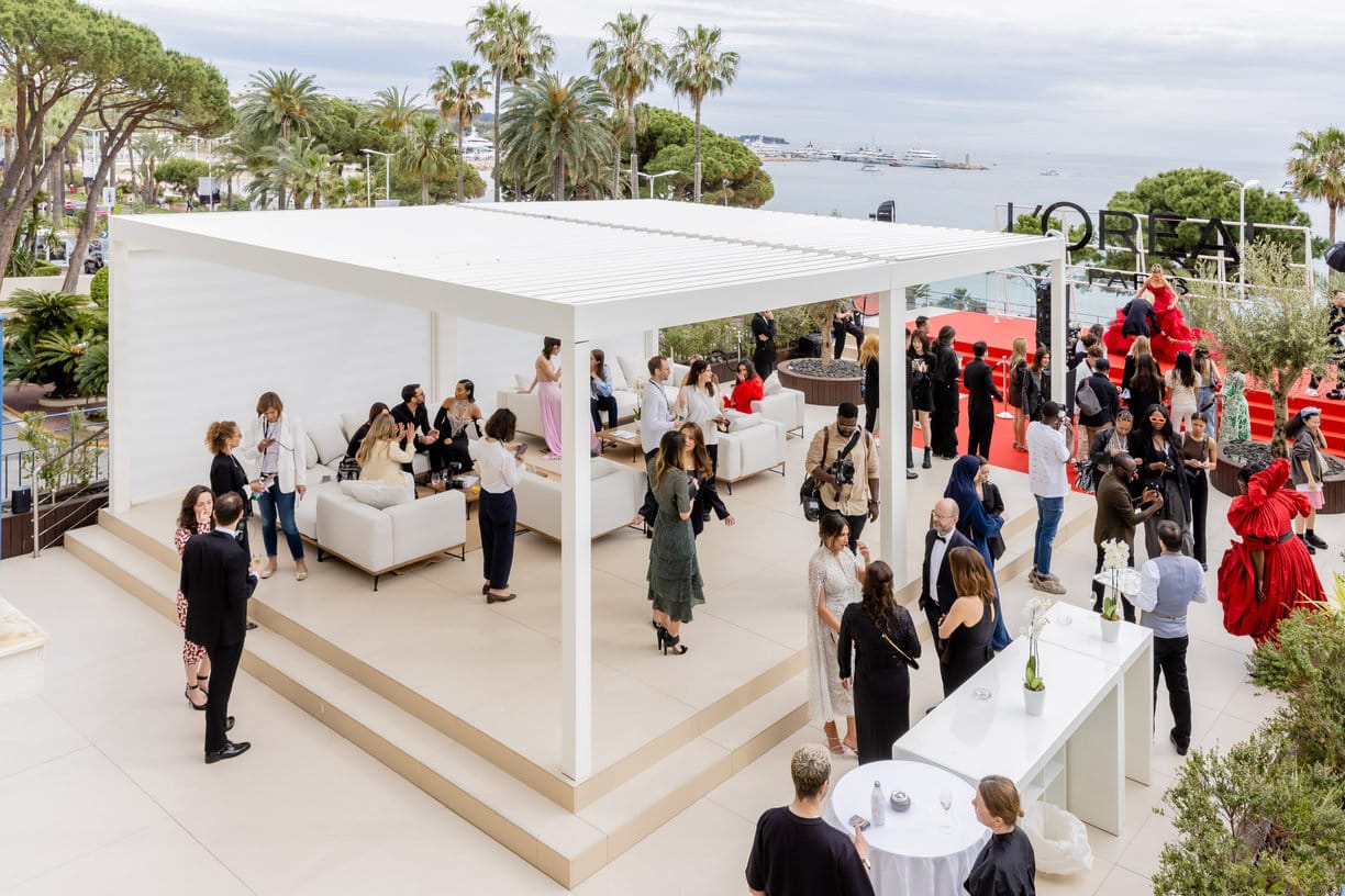 Pergola bioclimatique blanche accueillant un événement L’Oréal au Festival de Cannes