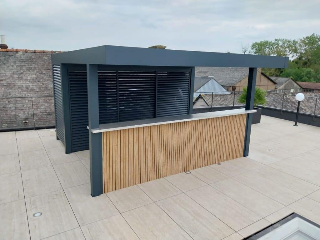 Pergola bioclimatique Erable avec claustras Vertpré sur terrasse moderne