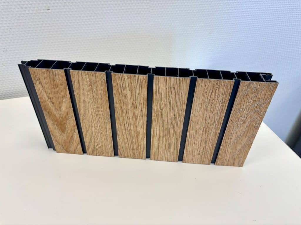 Échantillon lame aluminium décor chêne pour habillage pergola