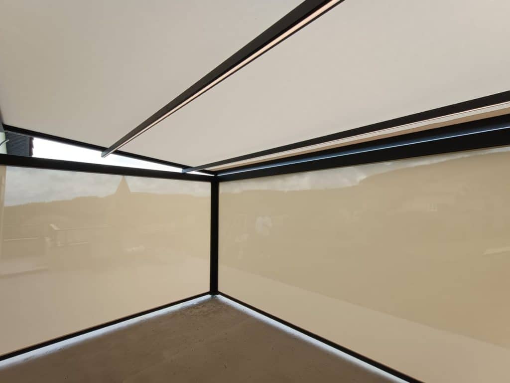 Vue intérieure du pergostore Coublanc équipée de stores verticaux screen fermés