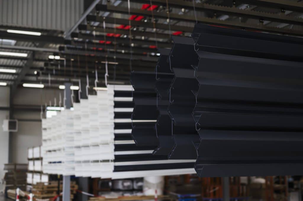 Lames aluminium pour pergolas en sortie de la ligne de laquage