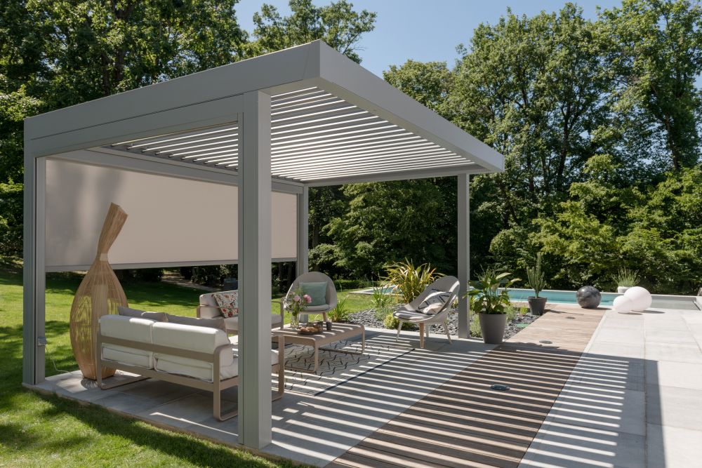 Pergola de jardin adossée à une maison moderne avec salon extérieur