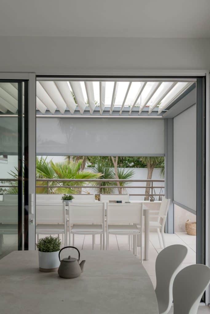 Pergola bioclimatique gris clair Hauteval installée en bord de piscine à Biarritz