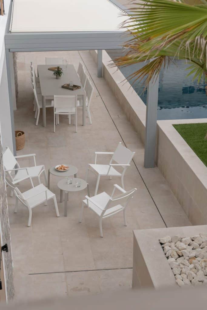 Vue d’ensemble de la maison avec pergola installée en bord de piscine
