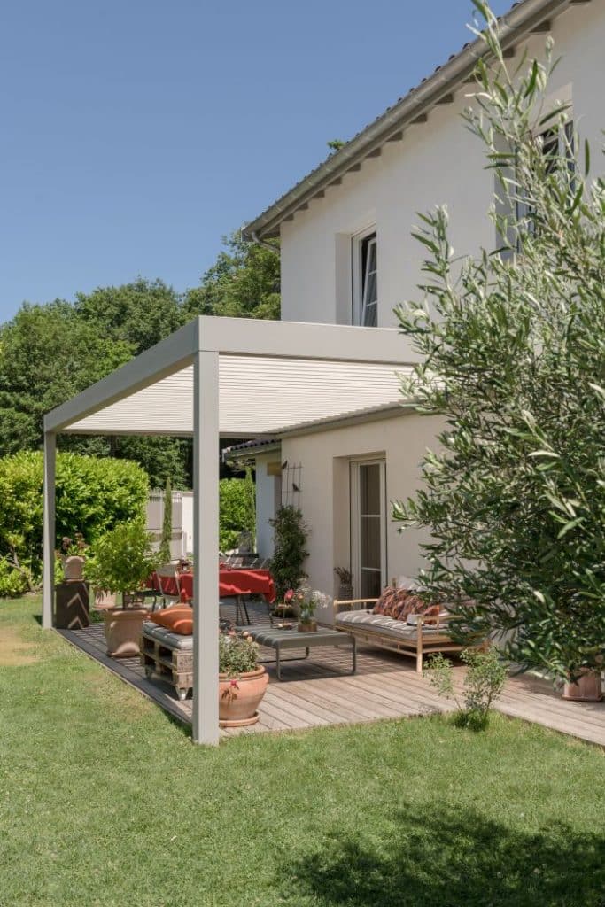 pergola de jardin adossée à une maison moderne avec salon extérieur