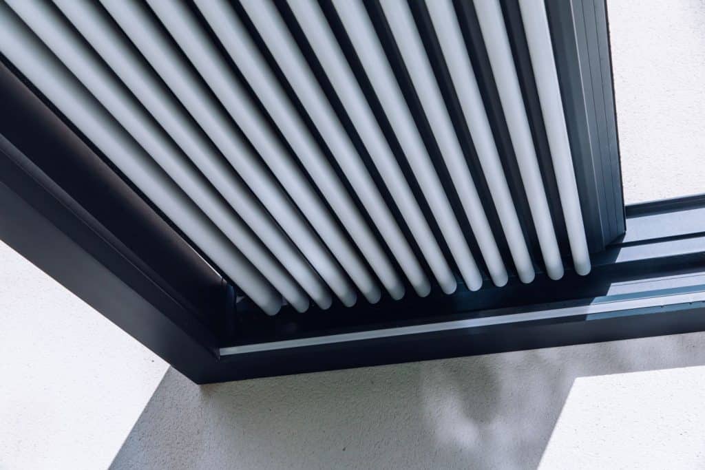 Zoom sur la toile rétractable repliées sous la structure