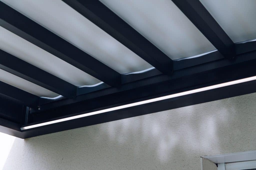 Détail de la pergola toile Coublanc avec bande LED intégrée sous la traverse