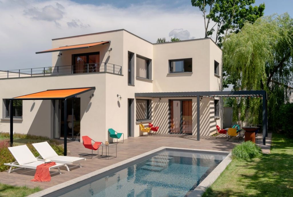 Maison moderne équipée de protections solaires Coublanc : pergola bioclimatique, stores bannes et pergola toile près d’une piscine