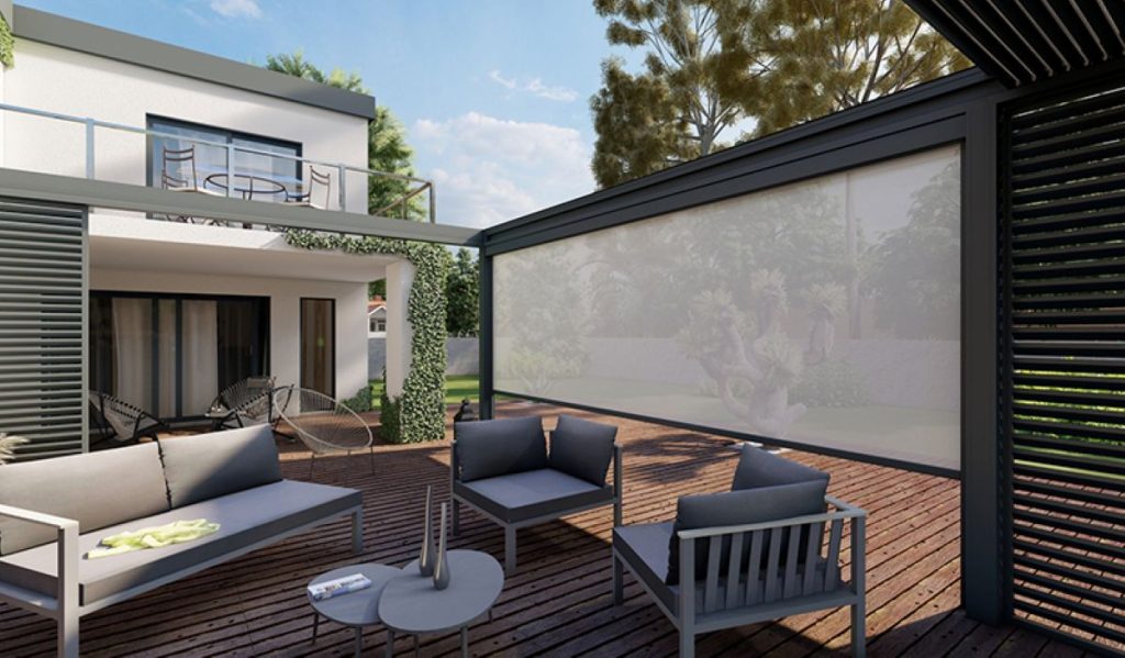 Espace terrasse aménagé avec une pergola Coublanc équipée de claustras et d’un store vertical screen
