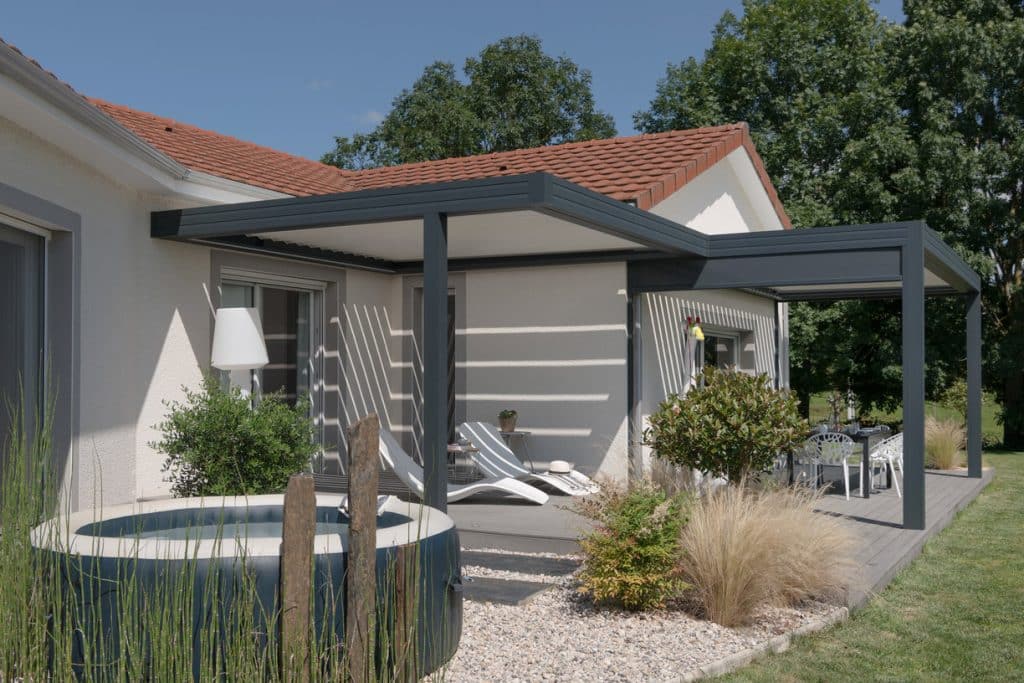 Pergola bioclimatique à lames orientables, deux modules décalés installés en façade