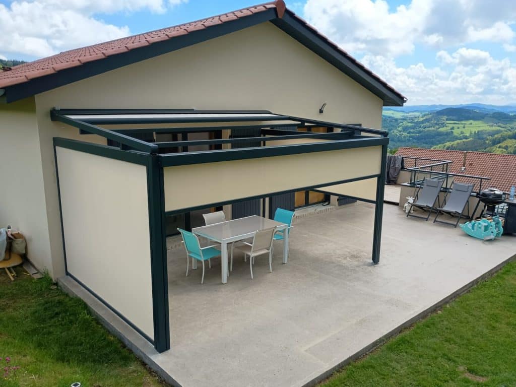 Pergostore Coublanc installé avec trois fermetures verticales screen, vue terrasse
