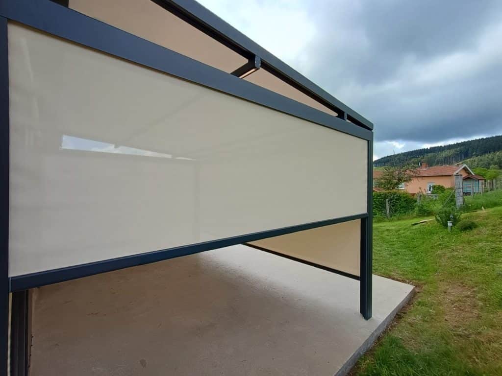 Store vertical screen fermé sur pergostore Coublanc en aluminium gris 7016T