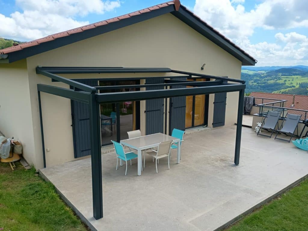 Structure complète du pergostore Coublanc sans toiles, en façade de maison individuelle