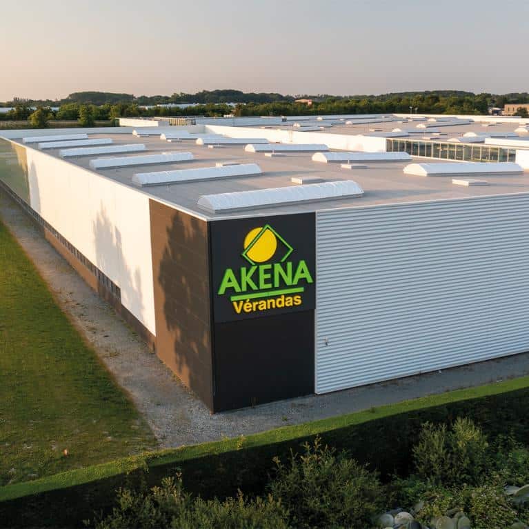 Vue de l’usine AKENA Vérandas, bâtiment industriel du groupe situé dans un environnement verdoyant