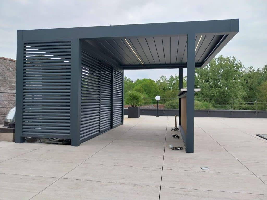 Claustras Vertpré coulissants sous pergola aluminium