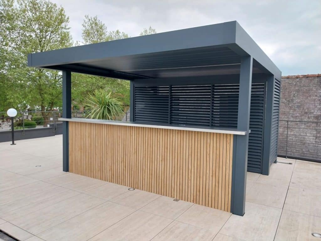 Bar extérieur abrité sous pergola bioclimatique